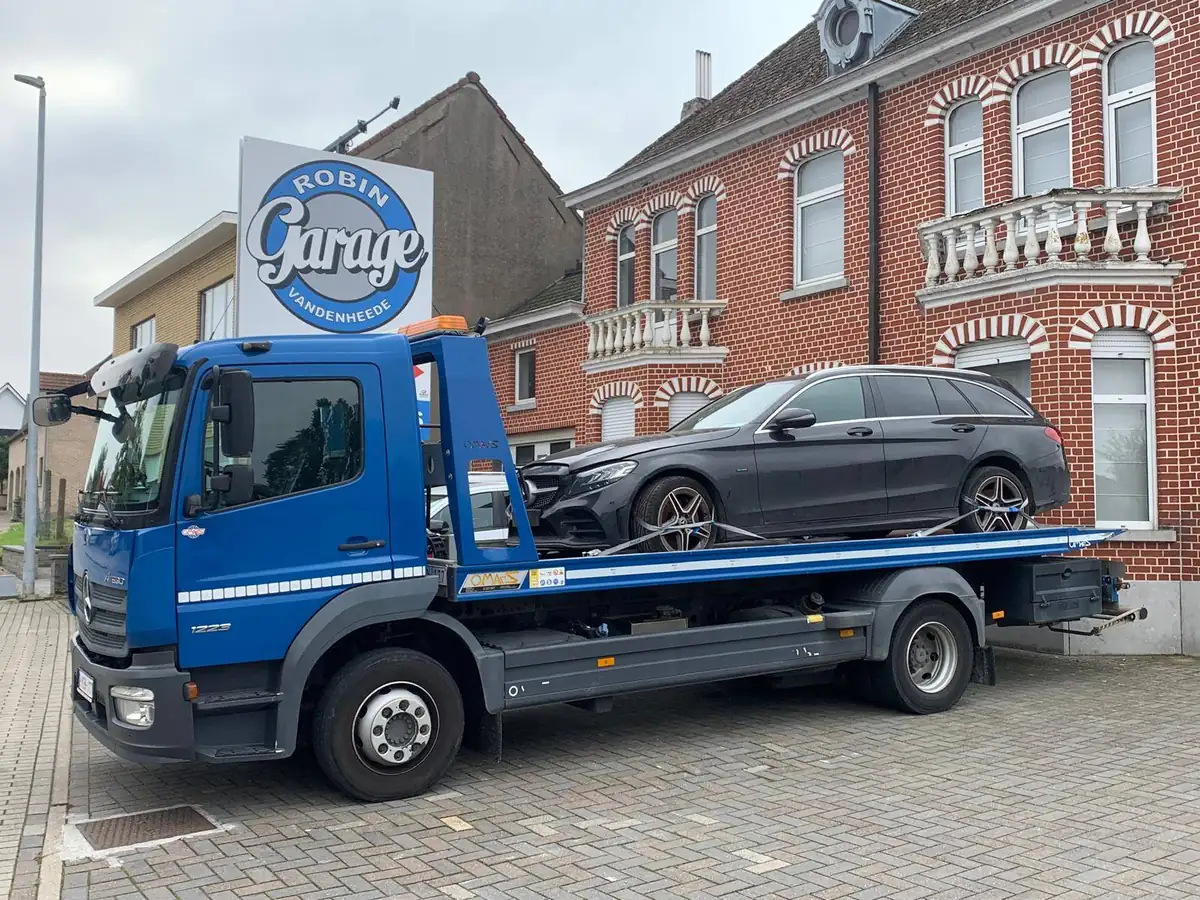 Takelwagen van Garage Robin Vandenheede met een Mercedes voor de garage in Erpe-Mere